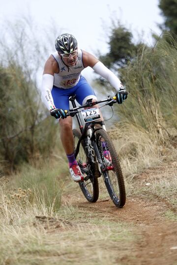 El segundo Du Cross de Aldea del Fresno fue una cita que pudieron disfrutar en la ma?ana del domingo m¨¢s de 160 participantes y que estuvo enmarcada en el fin de semana solidario que la localidad organiz¨® para recaudar fondos para la lucha contra el c¨¢nce