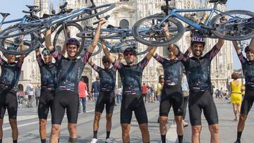 Alberto Contador e Ivan Basso posan junto a la catedral de Mil&aacute;n.