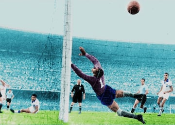 Final del Mundial 1950. Brasil ejercía de local en Río de Janeiro ante un estadio repleto y la Canarinha llegaba invicta y solo necesitaba un empate frente a Uruguay para levantar el máximo trofeo del fútbol ante 174.000 espectadores que oficialmente presenciaron el partido en directo, aunque cifras extraoficiales dicen que había 220.000. El desastre fue tal que las autoridades olvidaron entregar la Copa a Uruguay y tuvo que el propio Jules Rimet (Presidente de la FIFA) quien lo hiciera. El héroe y autor del gol del triunfo, Alcides Edgardo Ghiggia, falleció a los 88 años el día en que justamente se cumplían 65 años del célebre Maracanazo. 