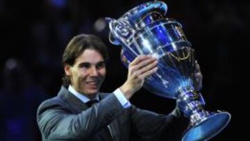 Nadal posa con el trofeo de número uno del circuito.