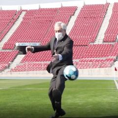 El peculiar 'penal' de Paredes ante Piñera que marcó el anuncio del retorno del fútbol