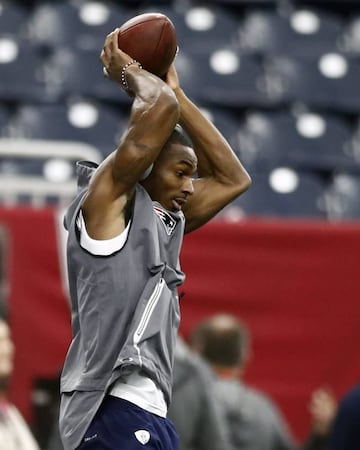 Brandon King, defensive back de los New England Patriots, calentando los brazos para intentar interceptar a Matt Ryan.