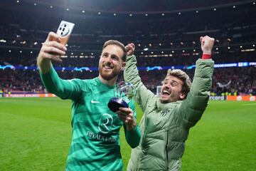 Jan Oblak, con el trofeo MVP del partido, realiza un selfie junto Antoine Griezmann.