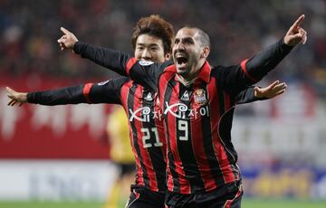 Futbolista español nacionalizado japonés. Nació en Granada pero lleva desde los 3 años viviendo en Japón, ha jugado con la selección nipona sub23. Su equipo actual es el Tochigi SC de la J2 League de Japón, anteriormente ha jugado en el Urawa Red Diamonds y Tochigi SC.