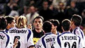 PENALTI Y PROTESTAS. En minuto 94+ Mejuto pitó un penalti a favor del Madrid y los tinerfeños se arremolinaron ante el colegiado.