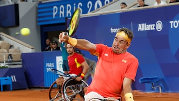 El tenista español Martín de la Puente, junto a Daniel Caverzaschi en los Juegos Paralímpicos de París.