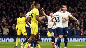 Ben Davies y Harry Kane, jugadores del Tottenham, celebran el gol anotado por el Brentford en propia puerta en Premier League.