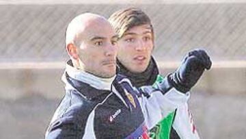 <b>UNO U OTRO. </b>Movilla y Celades, durante el entrenamiento de ayer.
