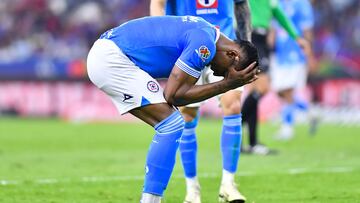during the 16th round match between Atlas and Cruz Azul as part of the Liga BBVA MX, Torneo Apertura 2024 at Jalisco Stadium on November 06, 2024 in Guadalajara, Jalisco, Mexico.
