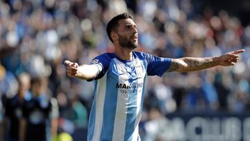 Resumen y goles del M&aacute;laga 3-2 Deportivo. Borja Bast&oacute;n, con su primer gol de la temporada, culmin&oacute; la remontada del M&aacute;laga ante el D&eacute;por y lo sac&oacute; del &uacute;ltimo puesto de la tabla.