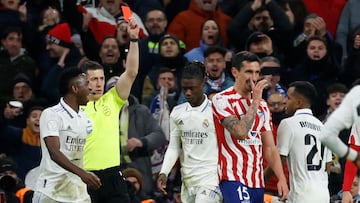 Momento en que Soto Grado le muestra la roja a Savic en el Madrid-Atlético de Copa en el Bernabéu. Un Atleti de roja en roja.
