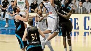 <b>LUCHA Y SEIS ELIMINADOS</b> El partido fue muy intenso. Andrés Miso y Warren Carter, que en la jugada de la foto son testigos del mate de Hervelle, fueron dos de los eliminados. Se les unieron Raúl López, Álex Mumbrú, Iñaki de Miguel y Michal Ignerski.