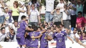 Los jugadores del Ja&eacute;n se abrazan tras el gol de Migue Montes.