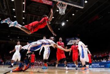 Kyle Davis de los Dayton Flyers contra Chandler Hutchison de losBoise State Broncos