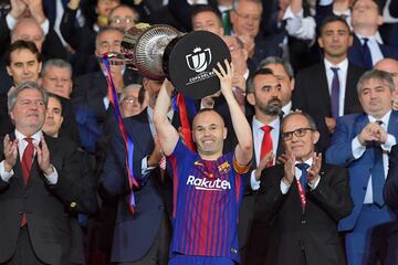 Héroe nacional al convertir el gol que valió la Copa del Mundo de 2010, la hegemonía de Messi la relegó a la segunda posición en 2010 y a la tercera en 2012. Ganó todo tanto con el Barça y como con la Selección. 4 Champions y 8 Ligas.