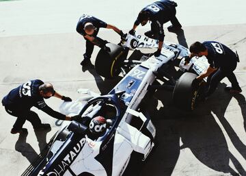 Daniil Kvyat preparándose para la clasificación en el Gran Premio de Emilia Romagna. 