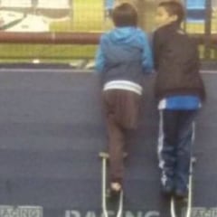 Un niño le presta la muleta a su amigo para ver a Milito