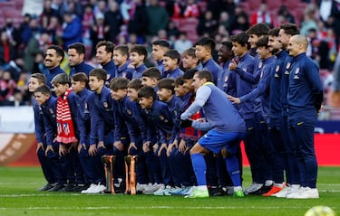 El equipo de la cantera rojiblanca campeón de la Liga Futures posa con los trofeos y con Antoine Griezmann.