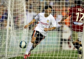 Jugó con el Valencia desde 2005 a 2010. Participó en 238 partidos y marcó 131 goles, amistosos incluidos.