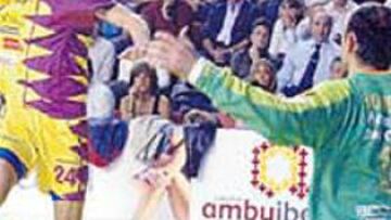 <b>ERROR. </b>Muratovic se topó con Hombrados en esta acción de gol.