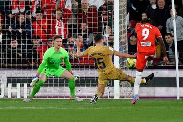 El delantero maliense del Almería El Bilal Touré marca el 1-0 durante el encuentro de LaLiga Santander entre el UD Almería y el FC Barcelona.