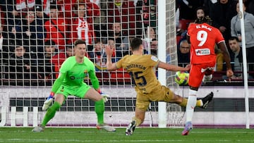 El delantero maliense del Almería El Bilal Touré marca el 1-0 durante el encuentro de LaLiga Santander entre el UD Almería y el FC Barcelona.