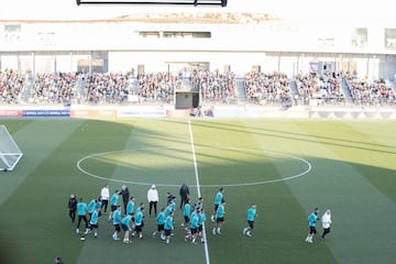 Casi 5.000 aficionados en el entrenamiento a puerta abierta