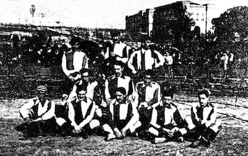 En la temporada 1913-14 se disputó el primer Campeonato Regional. El fútbol iba tomando cuerpo, aunque aún quedarían algunos años para la disputa del primer torneo liguero. Sí se disputaba la Copa. En ese Campeonato Regional Zona Centro jugaron Madrid, Athletic de Madrid y Gimnástica de Madrid. El 9 de noviembre de 1913 el Athletic de Madrid jugó su primer partido. Lo hizo ante la Gimnástica y el partido finalizó con 0-0. El Athletic de Madrid formó con Irazusta; Pérez, Smith; Arango, Pedro Muguruza, Del Monte; Axpe, Luis Belaunde, Chomin Muguruza, Quirós y Manolo Belaunde. No había entrenador. Unos días después, el día 16, jugó el derbi ante el Madrid. Perdió por 2-0.