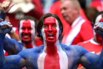 Hincha de la selección de Costa Rica animando a su selección.