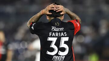 AMDEP081. ASUNCIÓN (PARAGUAY), 28/04/2022.- Facundo Farías de Colón se lamenta luego de un gol anulado hoy, en un partido de la Copa Libertadores entre Olimpia y Colón en el estadio Defensores del Chaco en Asunción (Paraguay). EFE/ Nathalia Aguilar
