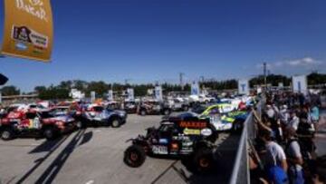 Los participantes, listos para arrancar el Dakar 2016 en Buenos Aires.