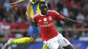 Arouca&#039;s Ivo Rodrigues (L) fights for the ball with Benfica&#039;s Ola John during their Portuguese Premier League soccer match at Municipal stadium in Aveiro, August 23, 2015. REUTERS/Miguel Vidal