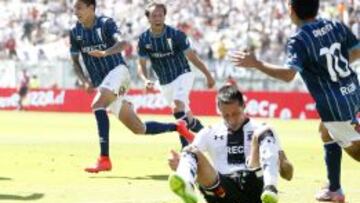 Erick Pulgar celebra el primer gol de los cruzados ante Colo Colo. La mayor goleada propinada a los albos en un cl&aacute;sico en el Monumental.