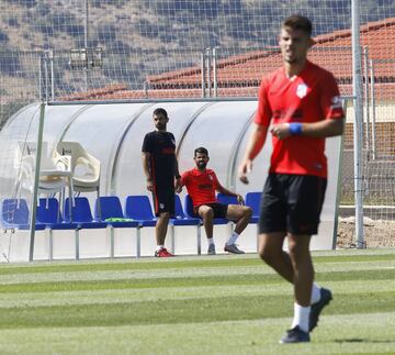 Diego Costa se 'picó' con Morata en la subida de la nueva cuesta del Profe Ortega. El de Lagarto tuvo que retirarse del entrenamiento tras subirla dos veces (por la parte con menos pendiente pero más larga). Las dos veces le ganó, pero el esfuerzo le pasó factura y Costa sufrió un leve malestar por el esfuerzo. 