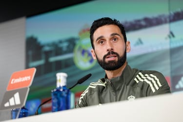 Arbeloa: “Si alguien no está contento... viene al sofá gris”