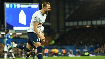 Tottenham Hotspur's English striker Harry Kane celebrates after scoring his team first goal during the English Premier League football match between Everton and Tottenham Hotspur at Goodison Park in Liverpool, north west England on April 3, 2023. (Photo by PETER POWELL / AFP) / RESTRICTED TO EDITORIAL USE. No use with unauthorized audio, video, data, fixture lists, club/league logos or 'live' services. Online in-match use limited to 120 images. An additional 40 images may be used in extra time. No video emulation. Social media in-match use limited to 120 images. An additional 40 images may be used in extra time. No use in betting publications, games or single club/league/player publications. / 