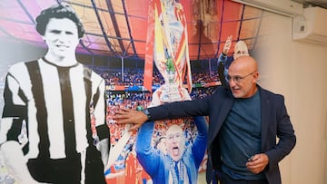 LOGROÑO, 25/09/2025.- El seleccionador español, Luis de la Fuente durante el acto en el que ha recibido un homenaje en Logroño de la Federación Riojana de Fútbol, que le ha dado su nombre a una sala de su sede, donde ha colocado un vinilo decorativo con varias imágenes del seleccionador.EFE/ Raquel Manzanares