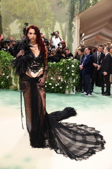 La cantante Dua Lipa, posa con un vestido transparente y con plumas de la firma Marc Jacobs.
