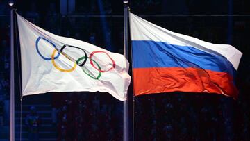 Imagen de las banderas del COI y de Rusia durante la ceremonia de apertura de los Juegos Olímpicos de Invierno de Sochi 2014.