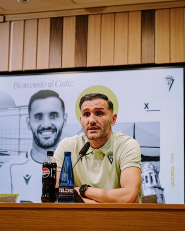 Manuel Vizcaíno presenta a un Lucas Pérez en deuda con el Cádiz