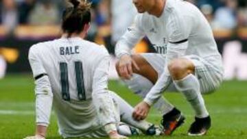 Los jugadores del Real Madrid Cristiano Ronaldo (d) y Gareth Bale durante su partido ante el Sporting