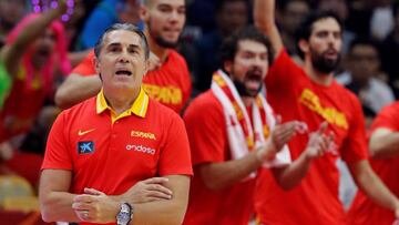 GRAF7497. WUHAN (CHINA), 06/09/2019.- Los jugadores de Espa&ntilde;a, junto a su seleccionador Sergio Scariolo (i), animan a sus compa&ntilde;eros de equipo durante el partido de la segunda fase del Grupo J del Mundial de Baloncesto de China, en el que Es