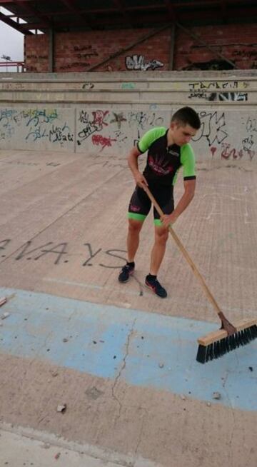 Un día cualquiera de entrenamiento para Julio Alberto Amores en el velódromo de Novelda, Alicante.