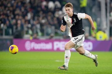 Matthijs De Ligt in action against AC Milan.