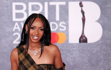 Nia Archives   posa en la alfombra de los Brit Awards 2025.