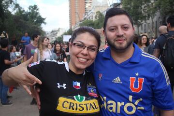 Hinchas de distintos clubes llegaron hasta Plaza Italia para ser parte de la manifestación más masiva. Hasta los archirrivales se tomaron fotografías juntos.