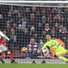 Alexis le dio un dramático triunfo a Arsenal que queda segundo