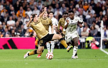 Minuto 106 de encuentro. Entrada muy a destiempo del mediocentro de la Real para cortar la carrera de Vinicius.