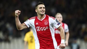 AEK01. ATENAS (GRECIA), 27/11/2018.- Dusan Tadic de Ajax celebra un gol contra AEK hoy, en un partido de la Liga de Campeones entre AEK y Ajax en el estadio OAKA en Atenas (Grecia). EFE/Georgia Panagopoulou