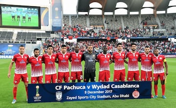 Members of Wydad Casablanca's team pose before the start of their FIFA Club World Cup quarter-final match against CF Pachuca at Zayed Sports City Stadium in the Emirati capital Abu Dhabi on December 9, 2017. / AFP PHOTO / GIUSEPPE CACACE